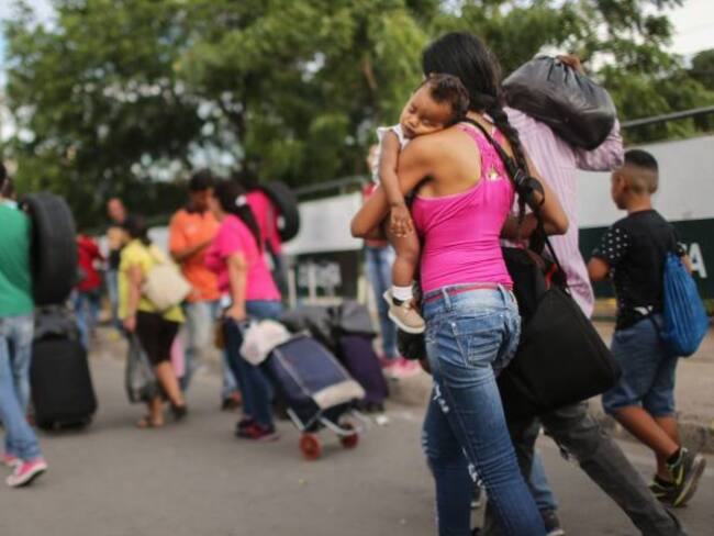 Venezolanos cruzando la frontera.