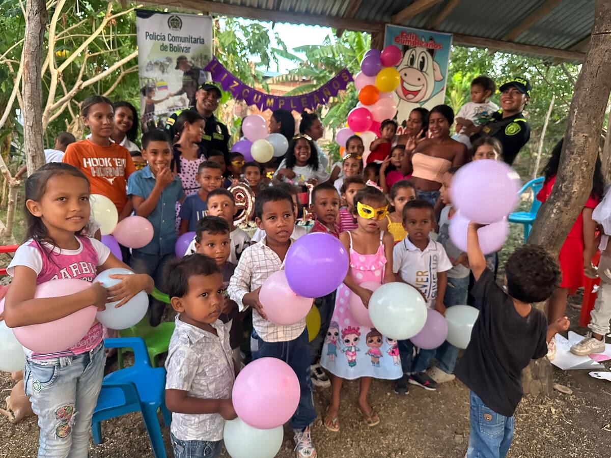 Policía Comunitaria llevó tortas, dulces y globos a niños de San Jacinto, Bolívar