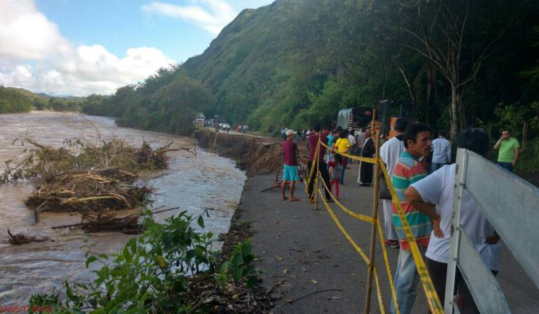 Tramo de la vía Ataco