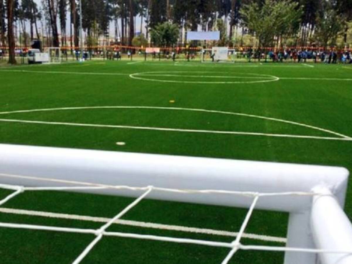 Alcalde de Bogotá entregó la primera de 100 canchas sintéticas