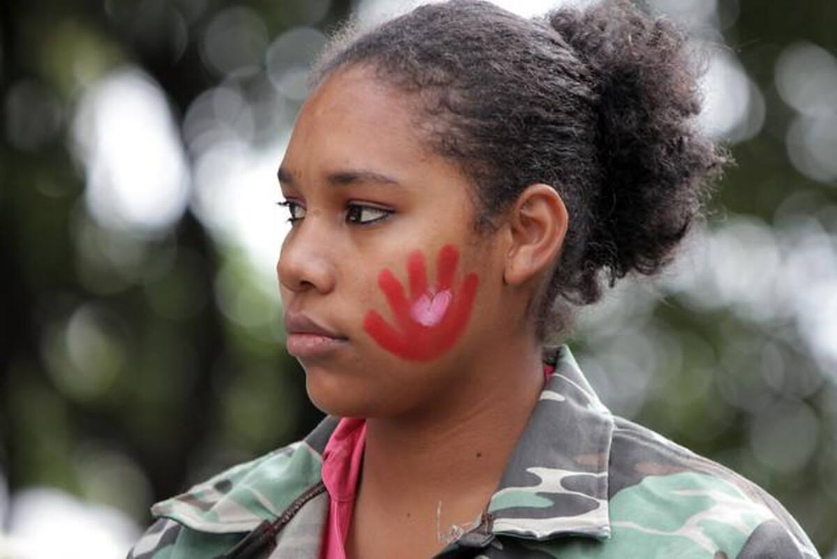 Niños de colegios distritáles, realizaron un acto simbólico para protestar por la muerte de los niños en Caquetá y el caso del menor de la Vega Cundinamarca.