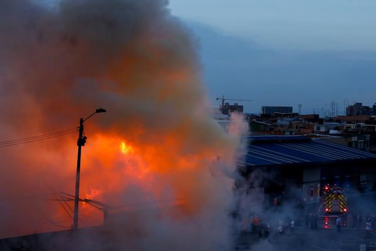 Oficiales del Cuerpo de Bomberos de las localidades de Puente Aranda, Garcés Navas y Fontibón atendieron un incendio estructural, en una bodega de solventes, ubicada en la carrera 119 con 64, en la localidad de Engativá, al occidente de Bogotá.