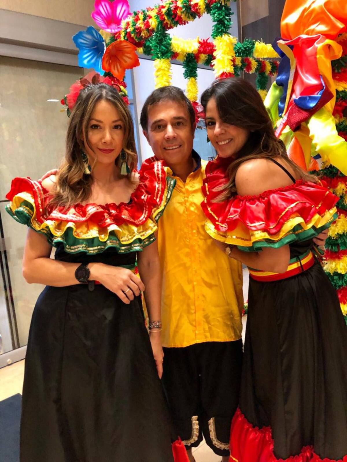 Con Darío Arizmendi están Erika Fontalvo, Patricia Pardo, César Augusto Londoño, Juan Lozano, Víctor Polo y todo el grupo de 6AM.