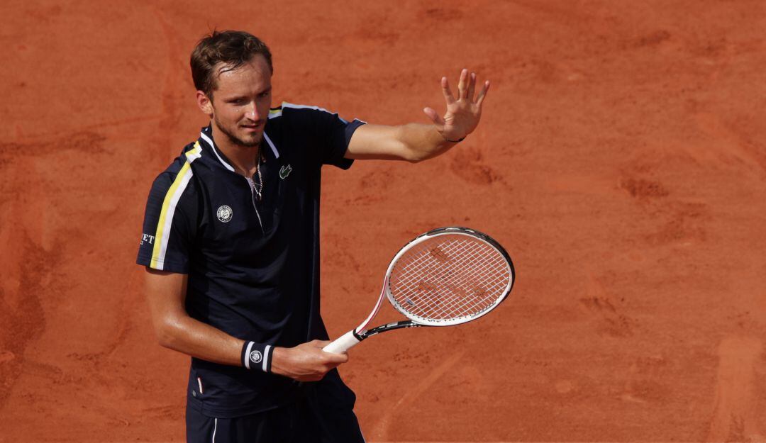 Medvedev pasa a cuartos de Roland Garros y despierta del sueño a Garín