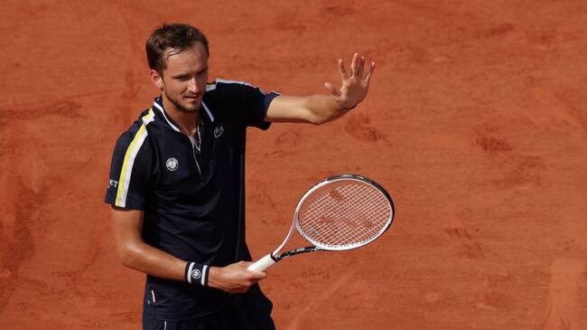 Medvedev pasa a cuartos de Roland Garros y despierta del sueño a Garín