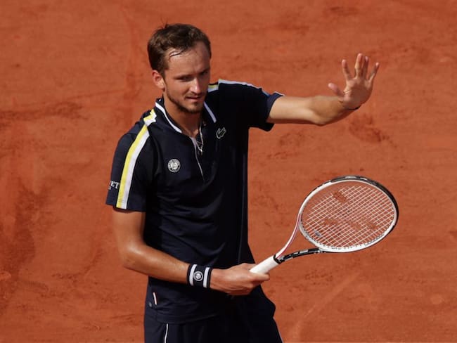 Medvedev pasa a cuartos de Roland Garros y despierta del sueño a Garín