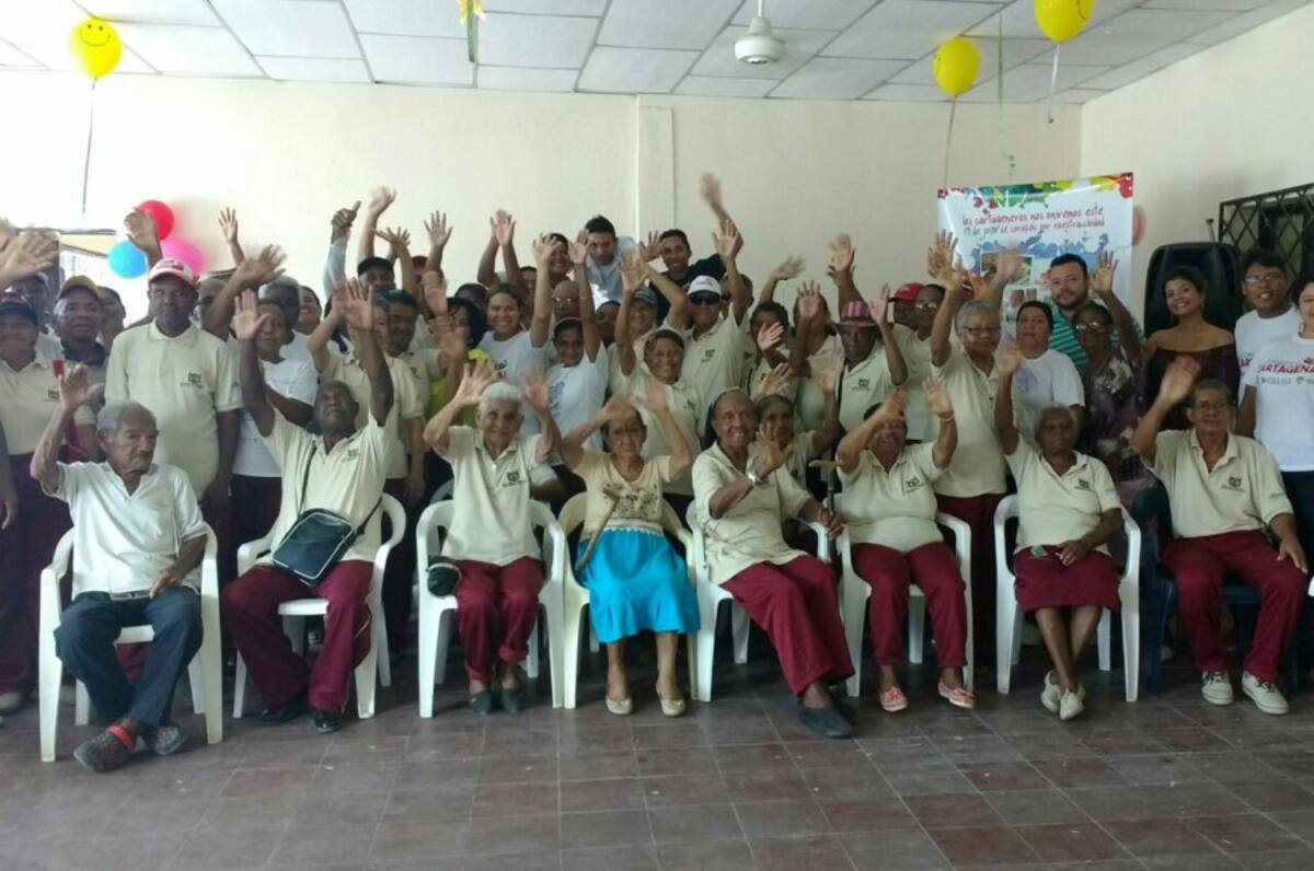 En la quinta actividad programada para hoy, en que se realizan Buenas acciones, todo de Corazón por Cartagena, se exaltó el papel de las mujeres haciéndoles un reconocimiento a su dedicación y entrega, por medio del programa "Mujeres Sembradoras de Valores, además se hizo invitación para preservar el medio ambiente y recuperación de los espacios recreativos del barrio , en Los Cerezos. El Alcalde, el Gabinete distrital y La comunidad sembraron árboles en los alrededores del Parque.