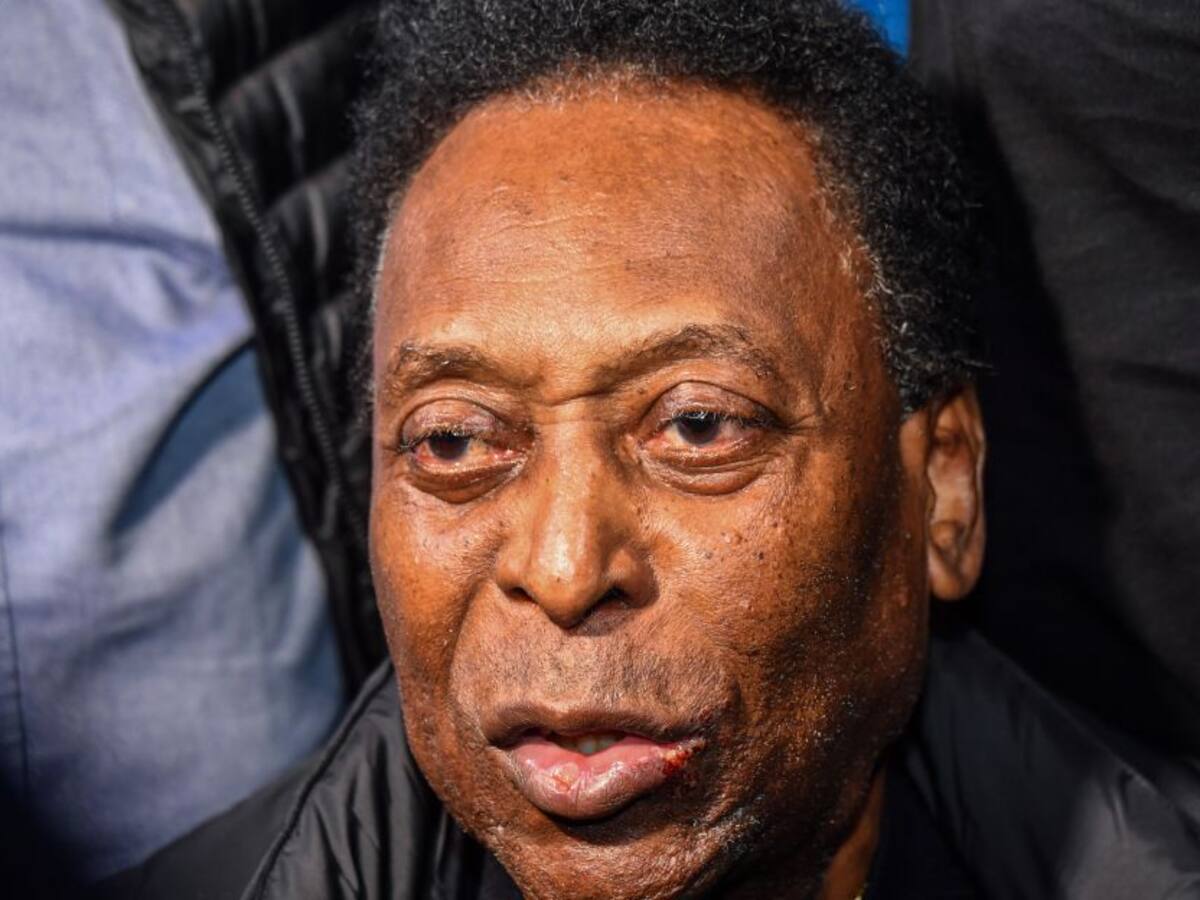 Pelé regresó a cuidados intensivos tras extracción de un tumor