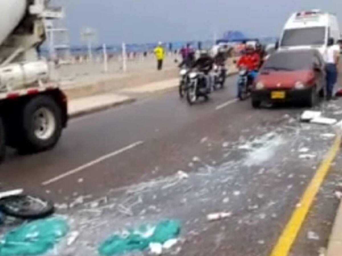 Vendedor ambulante fue hospitalizado tras ser arrollado por un carro en Cartagena