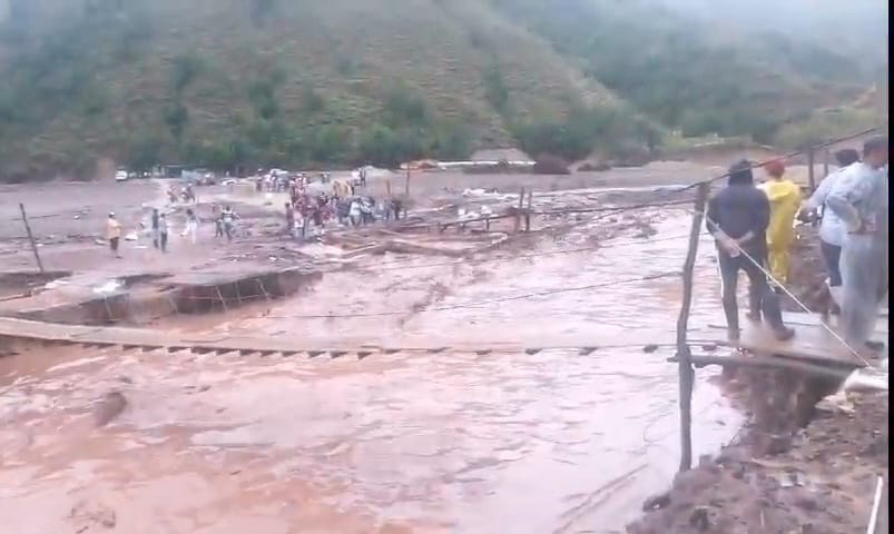 Creciente pone en riesgo puentes improvisados en El Tarrita