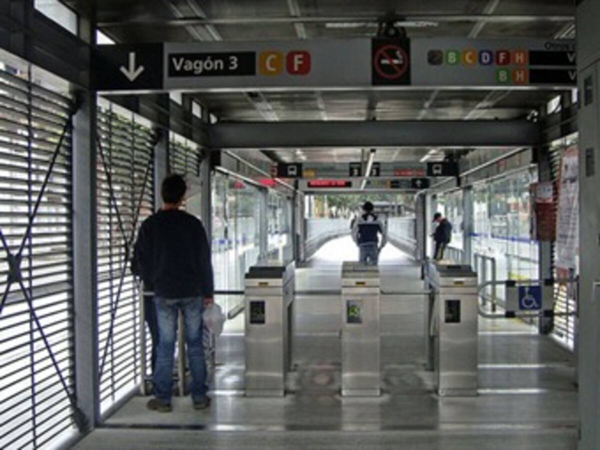 Hinchas de Millonarios y Nacional se enfrentaron en estaciones de TransMilenio