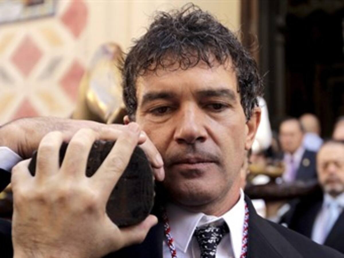 Un piadoso Antonio Banderas porta a hombros la imagen del Santísimo Cristo de la Sangre