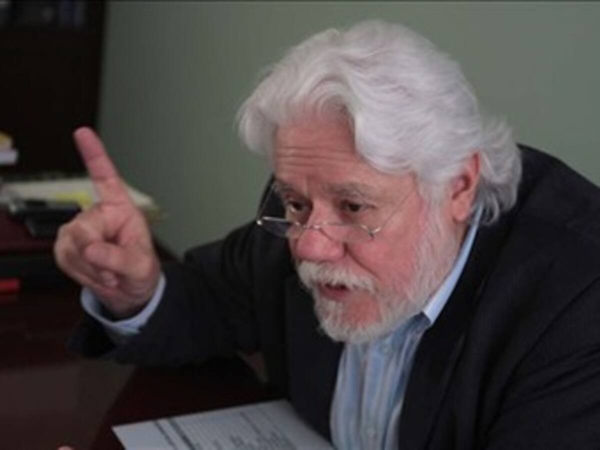 'Uribe desconfía de su despacho': Carlos Gaviria