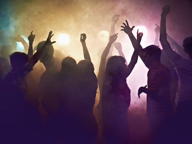 La ampliación del horario de rumba es exclusiva para bares, discotecas, gastrobares y clubs nocturnos. Foto: Getty.