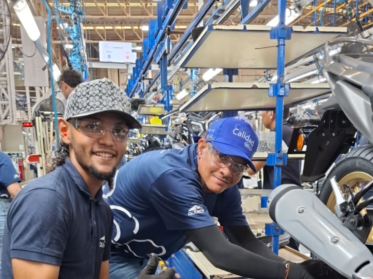Mototaxistas y comerciantes vivieron experiencia de ensamblar motocicletas TVS en Cartagena
