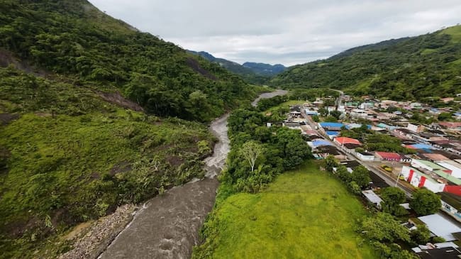 El municipio activó un plan de contingencia, declaró la calamidad pública y prepara medidas de evacuación para proteger a cerca de 500 habitantes.