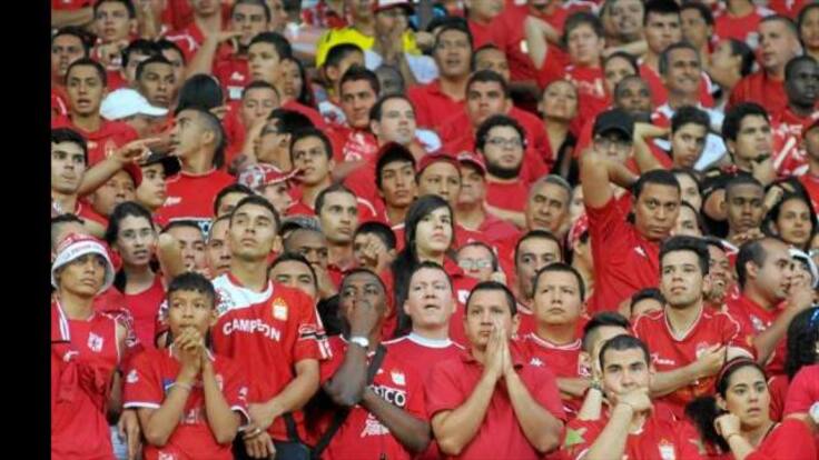 Atacan con piedras a hinchas del América que se movilizaban en bus