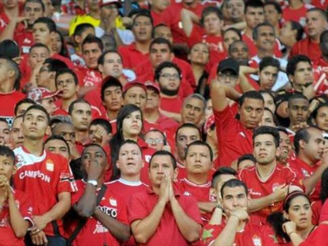 Atacan con piedras a hinchas del América que se movilizaban en bus