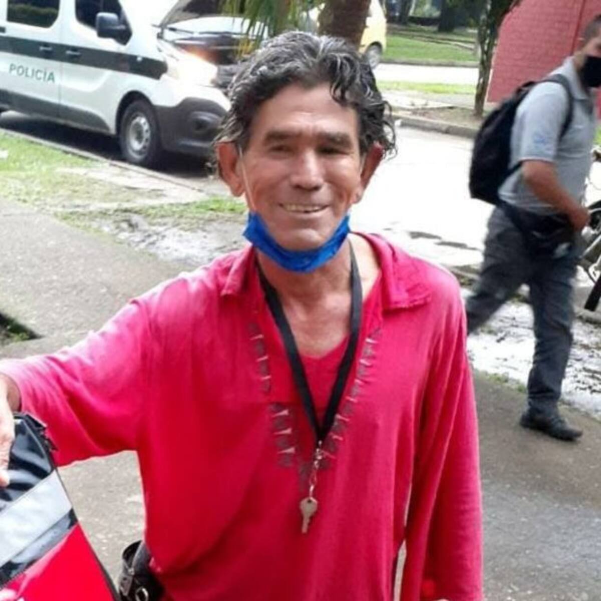 Don Albeiro fue arrastrado con su bicicleta por las fuertes lluvias