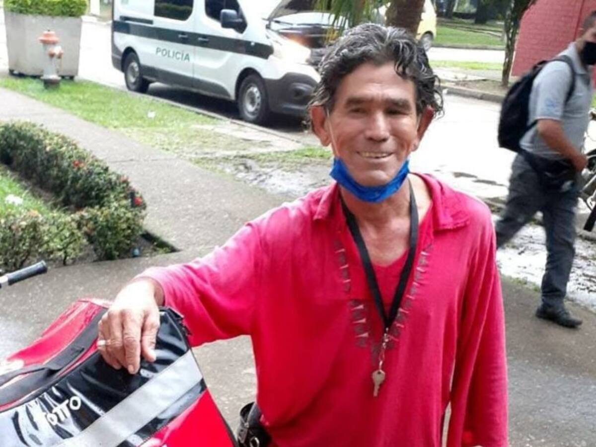Don Albeiro fue arrastrado con su bicicleta por las fuertes lluvias