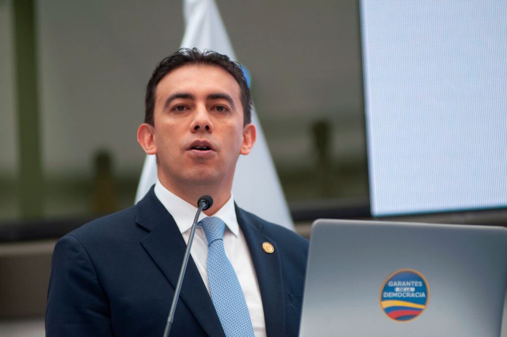 El registrador Nacional, Alexander Vega, contó en El Reporte Coronell cómo vivió la nerviosa víspera de las elecciones cuando el hoy presidente electo Gustavo Petro mencionó la palabra “fraude”. (Foto: Chepa Beltran/Long Visual Press/UCG/Universal Images Group en Getty Images)