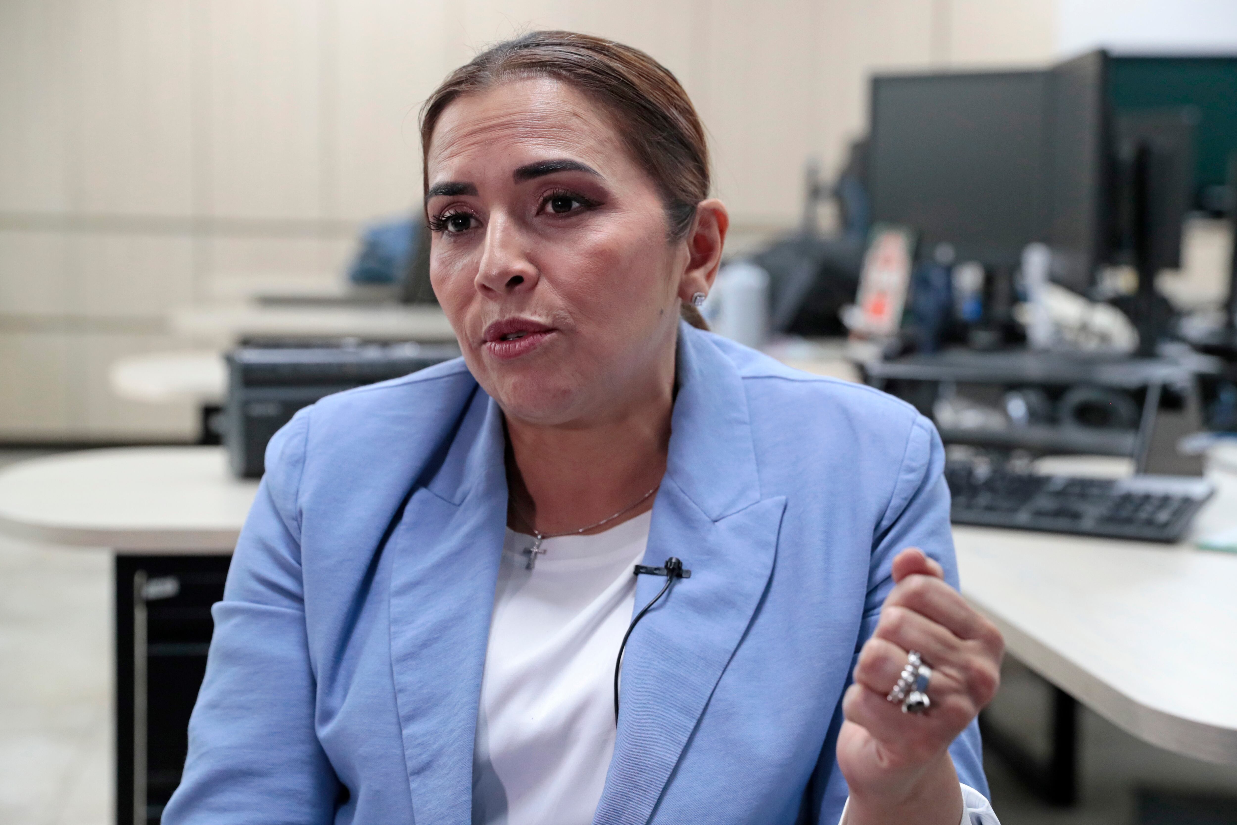 AME4619. BOGOTÁ (COLOMBIA), 25/07/2024.- La gobernadora del Meta, Rafaela Cortés, habla durante una entrevista con EFE, el 24 de julio de 2024, en Bogotá (Colombia). Cortés lleva apenas siete meses en el cargo y siente que cada día "perdemos más territorio" frente a las disidencias de las FARC, que se están fortaleciendo, por lo que pide al Gobierno que permita comenzar un diálogo regional de paz con ese grupo. EFE/ Carlos Ortega