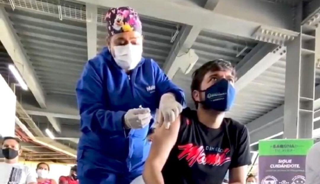 Alcalde Jaime Pumarejo vacunándose 