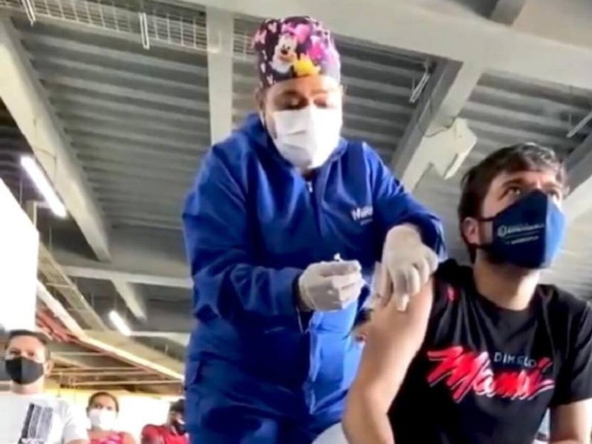 "Sí a la vida": Pumarejo al vacunarse contra el COVID-19