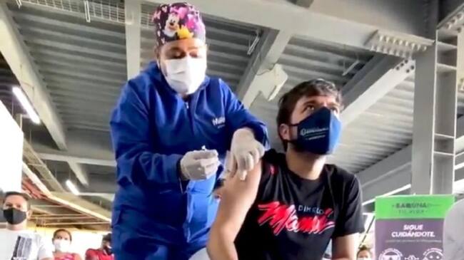Alcalde Jaime Pumarejo vacunándose