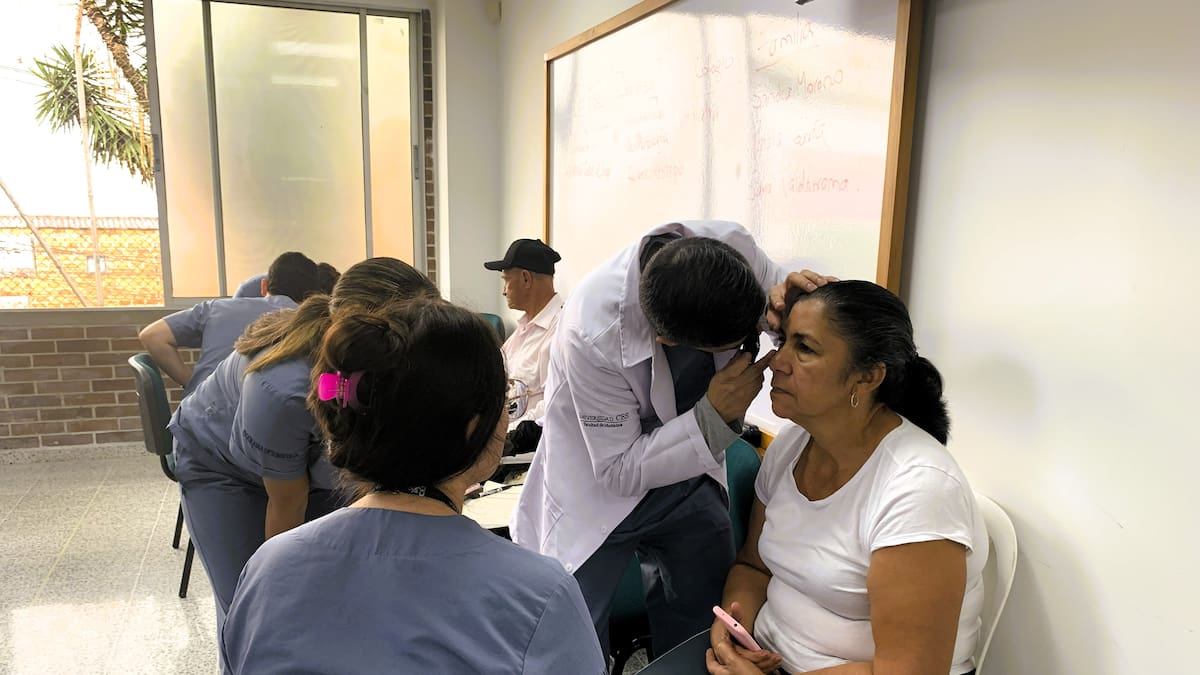 Más de 280 atenciones en salud deja una misión médica internacional en un barrio de Medellín