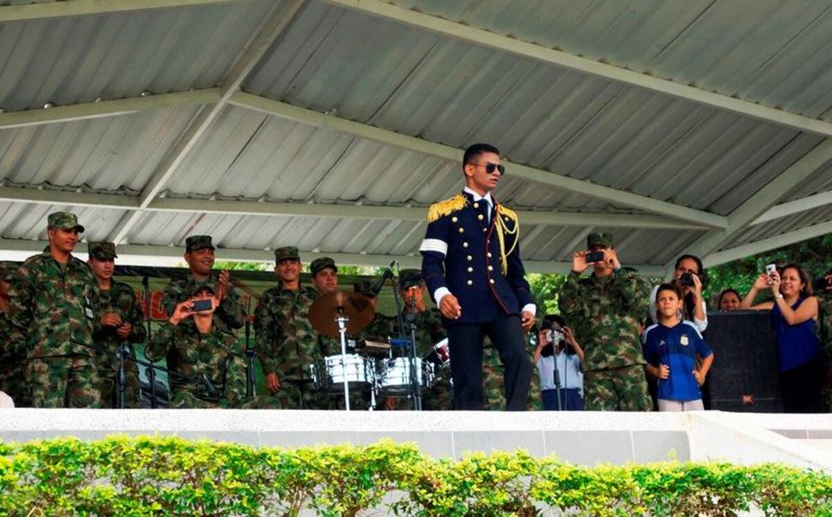 Durante el evento, integrantes de la Policía, el Esmad y el Ejército recibieron con emoción a Juanes, le prepararon una presentación musical con vallenato y otra con un Michael Jackson del batallón "Coronel Francisco José de Caldas".