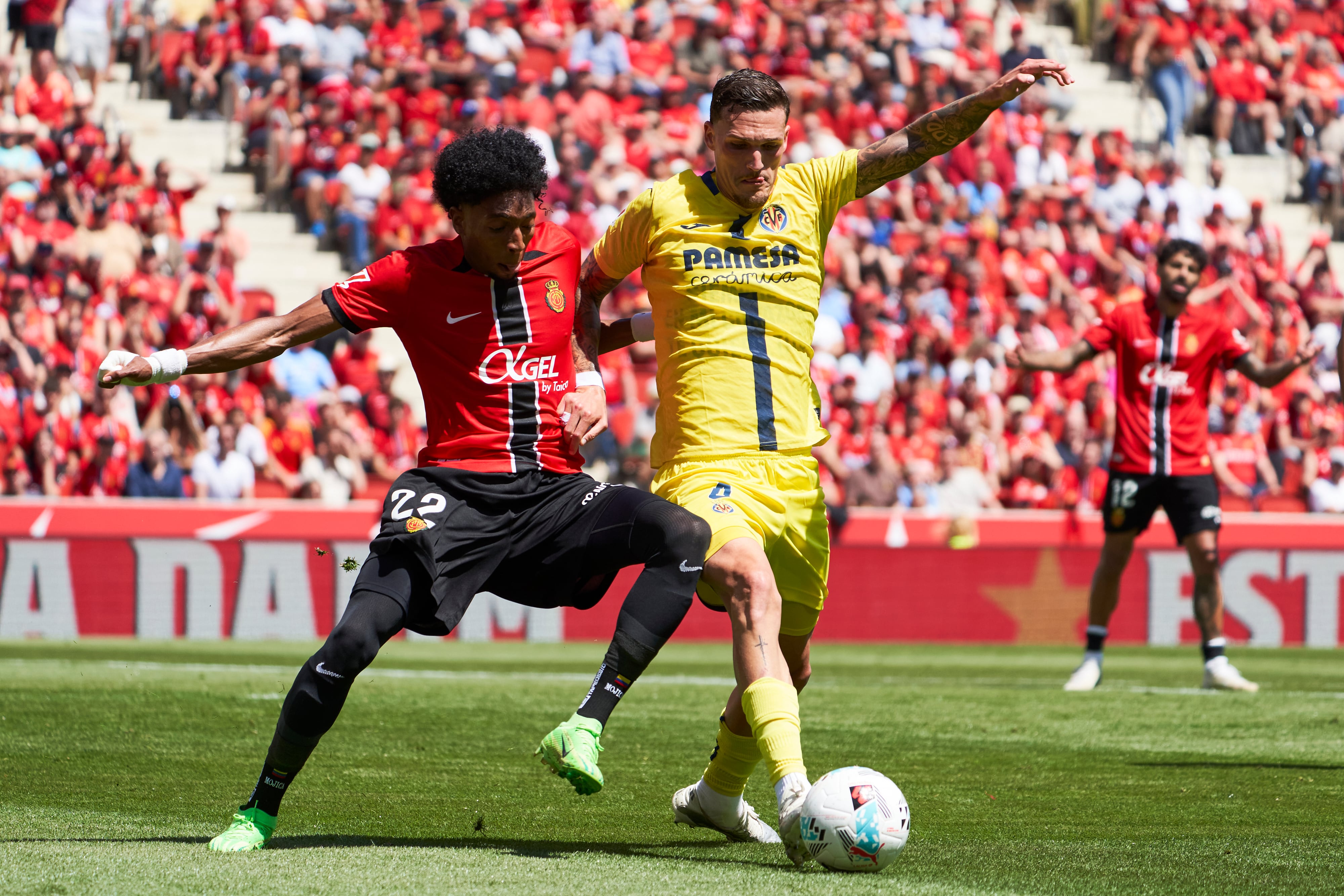 Johan Mojica durante el partido ante Villarreal de este domingo. (Photo by Rafa Babot/Getty Images)