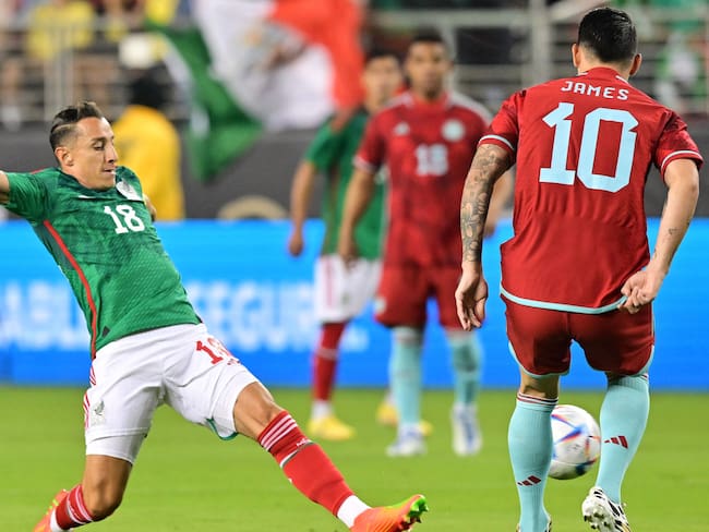 James Rodríguez enfrentando a Andrés Guardado en un amistoso durante el 2022. (Photo by FREDERIC J. BROWN/AFP via Getty Images)
