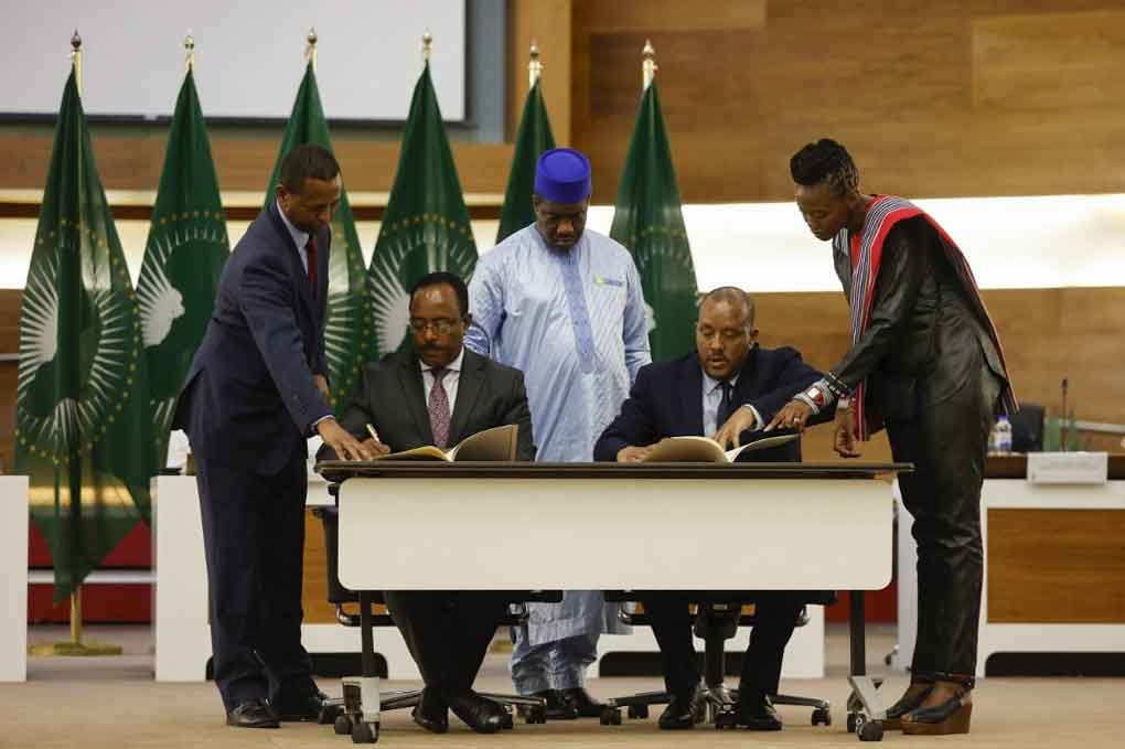 La imagen muestra la firma del acuerdo de cese de hostilidades entre el Gobierno federal de Etiopía y el Frente de Liberación Popular de Tigray (TPLF), realizada el 2 de noviembre de 2022 en Pretoria, Sudáfrica, bajo la mediación de la Unión Africana.