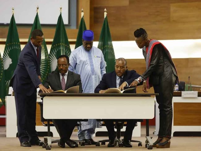 La imagen muestra la firma del acuerdo de cese de hostilidades entre el Gobierno federal de Etiopía y el Frente de Liberación Popular de Tigray (TPLF), realizada el 2 de noviembre de 2022 en Pretoria, Sudáfrica, bajo la mediación de la Unión Africana.