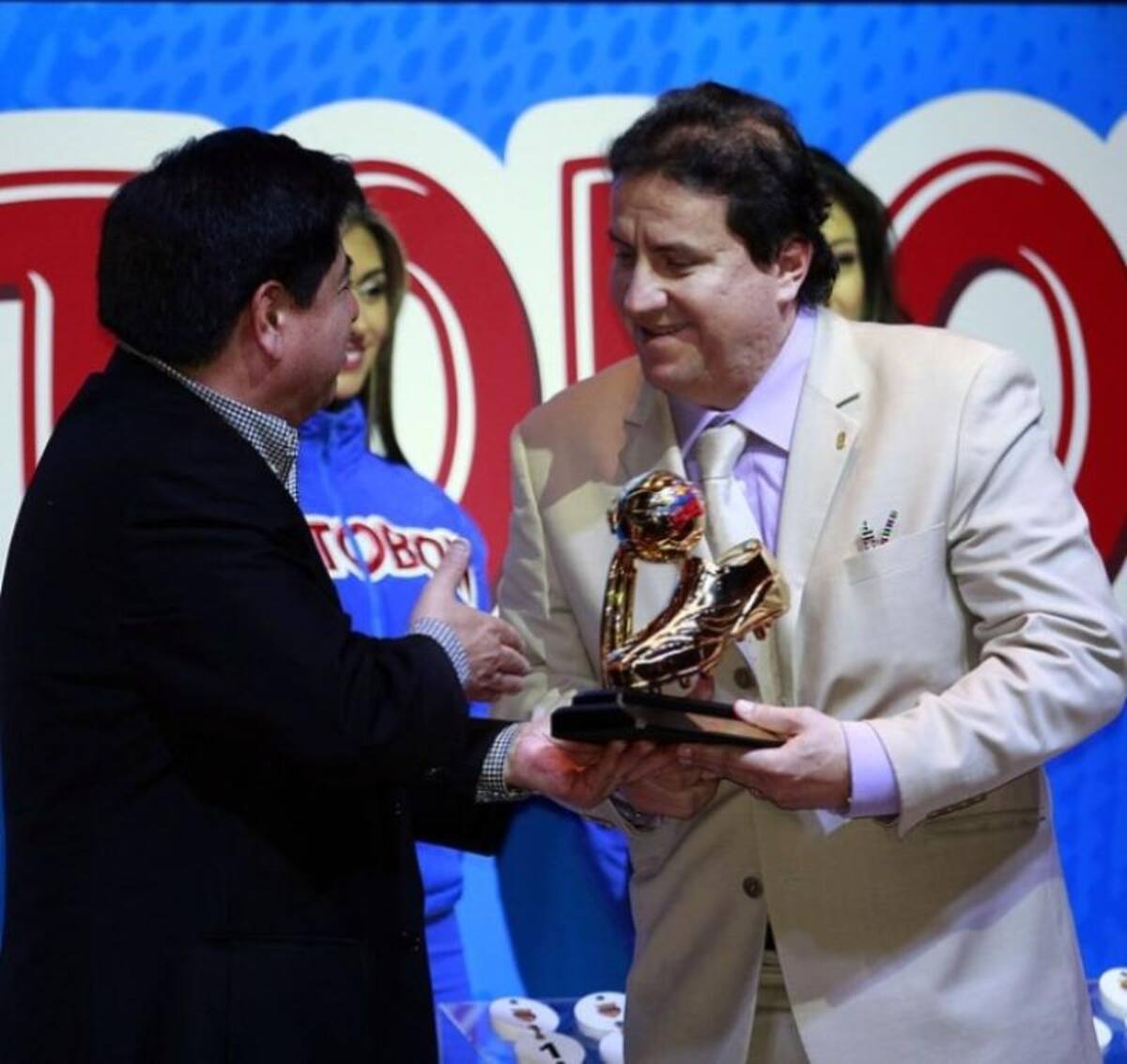 Vea cómo iniciarán los equipos las competiciones de Dimayor en 2014. En la ceremonia del sorteo fueron premiados con el botín de oro, Dayro Moreno y Luis Carlos Ruíz, por el segundo semestre y Wílder Medina (Representado por César Pastrana), por el primero.