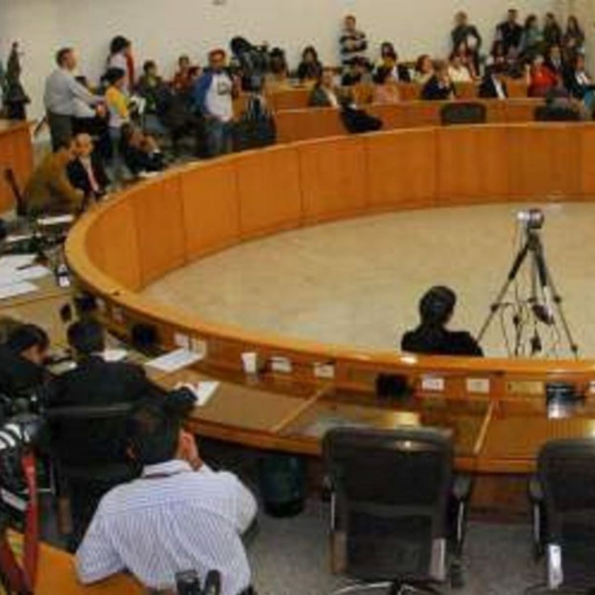 En sesión secreta, concejales revisarán cláusula que firmó UNE con Millicom