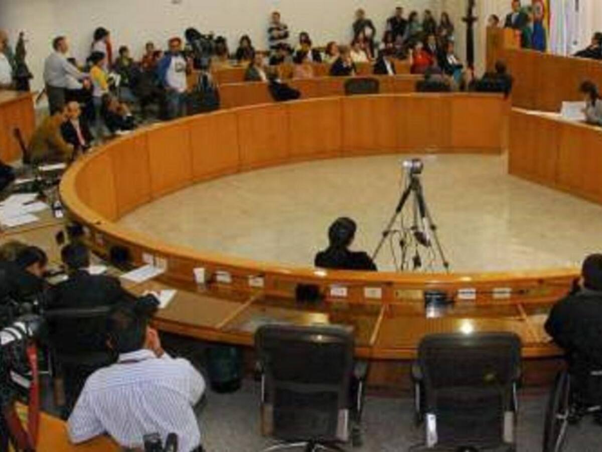 En sesión secreta, concejales revisarán cláusula que firmó UNE con Millicom