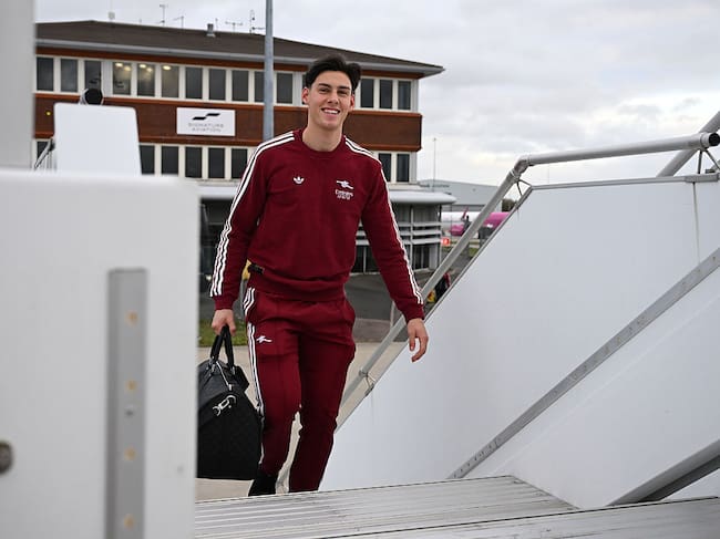 LUTON, ENGLAND - NOVEMBER 03: Alexei Rojas Fedorushchenko of Arsenal boards the team flight at Luton Airport on November 03, 2025 in Luton, England. (Photo by Stuart MacFarlane/Arsenal FC via Getty Images)