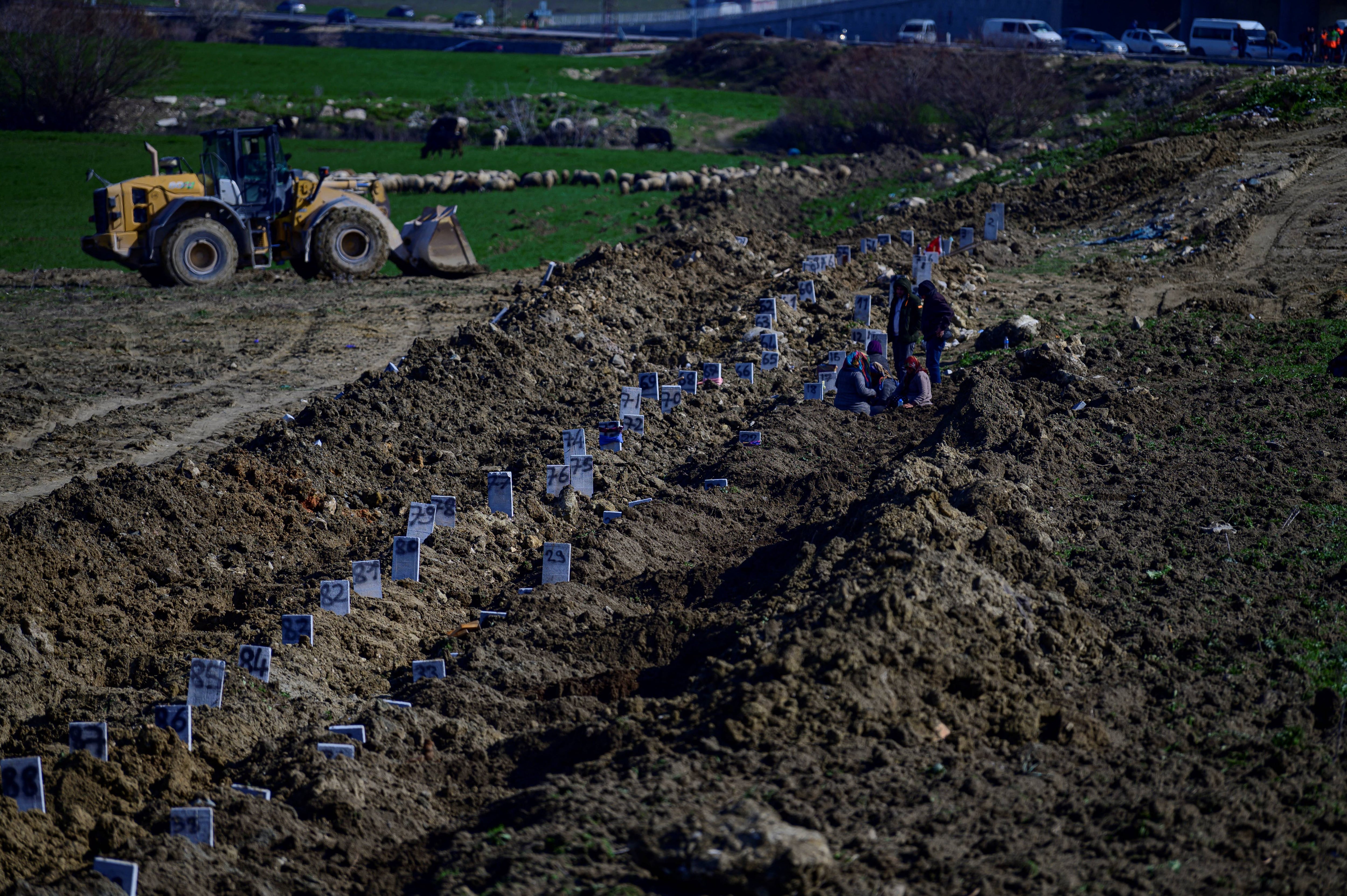 Entierros masivos de las personas fallecidas en Siria tras los terremotos registrados en Turquía. 
(Foto: YASIN AKGUL/AFP via Getty Images)