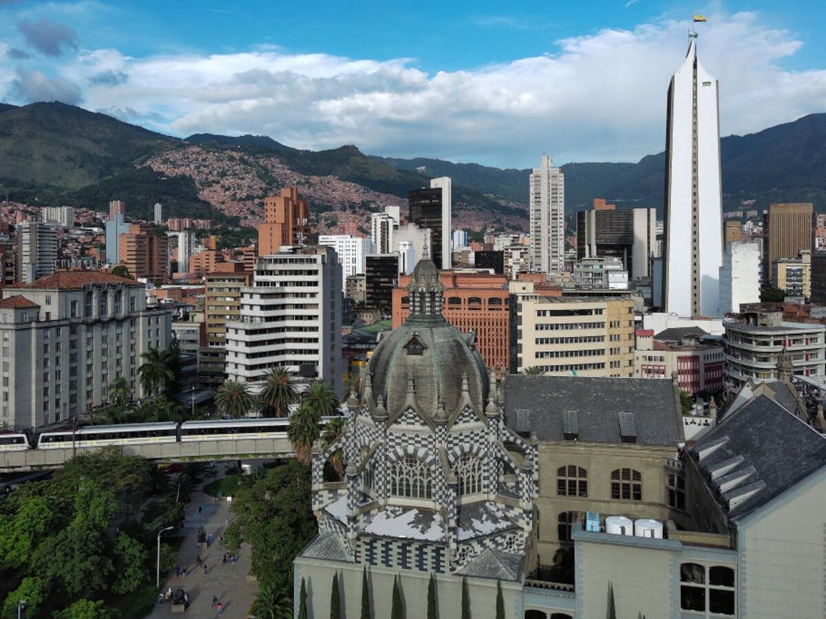 Medellín y Amazon Web Services firman alianza para capacitar 30.000 ciudadanos en IA