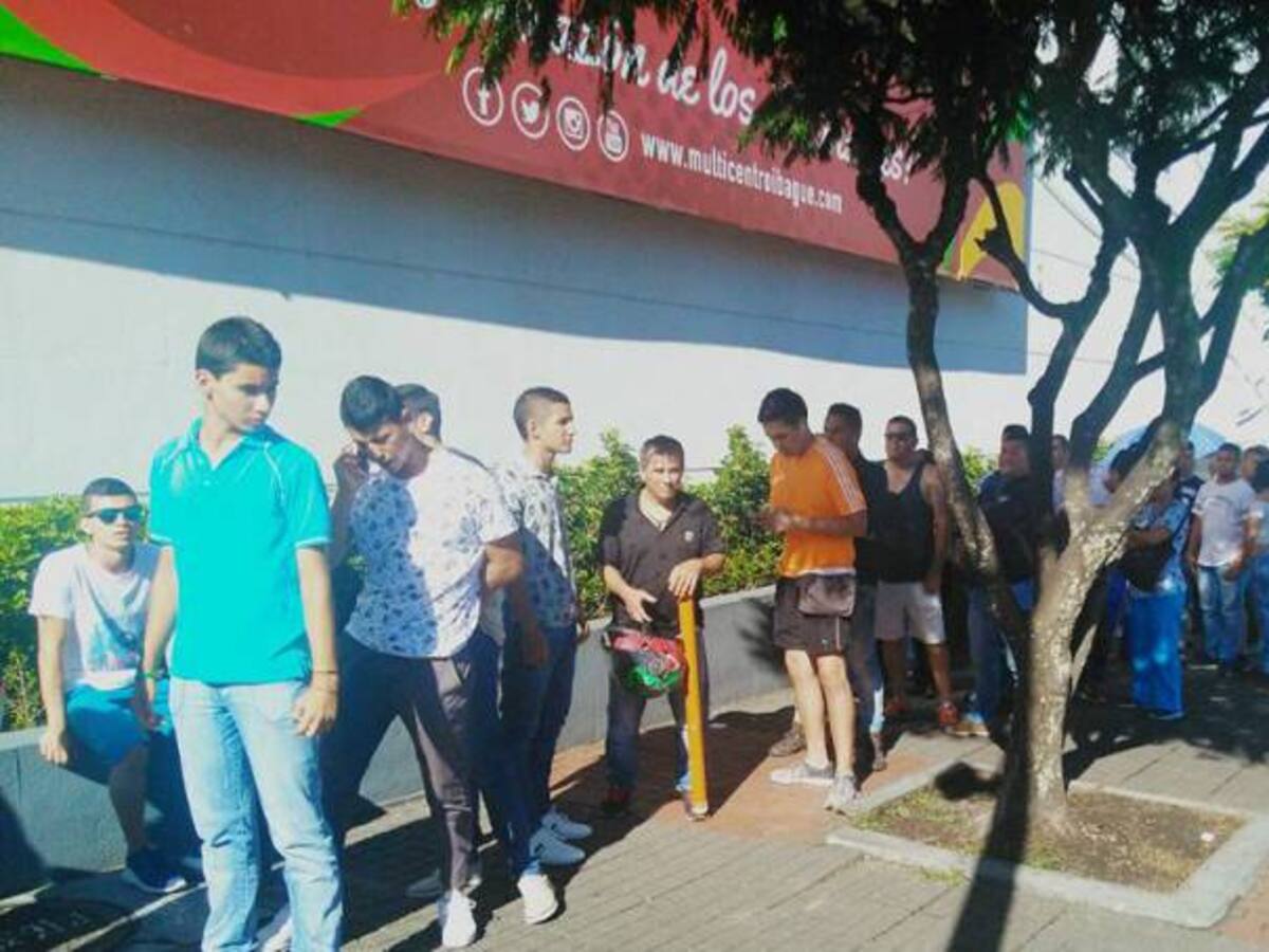 Largas filas para comprar boletas del partido Tolima vs Santa Fe
