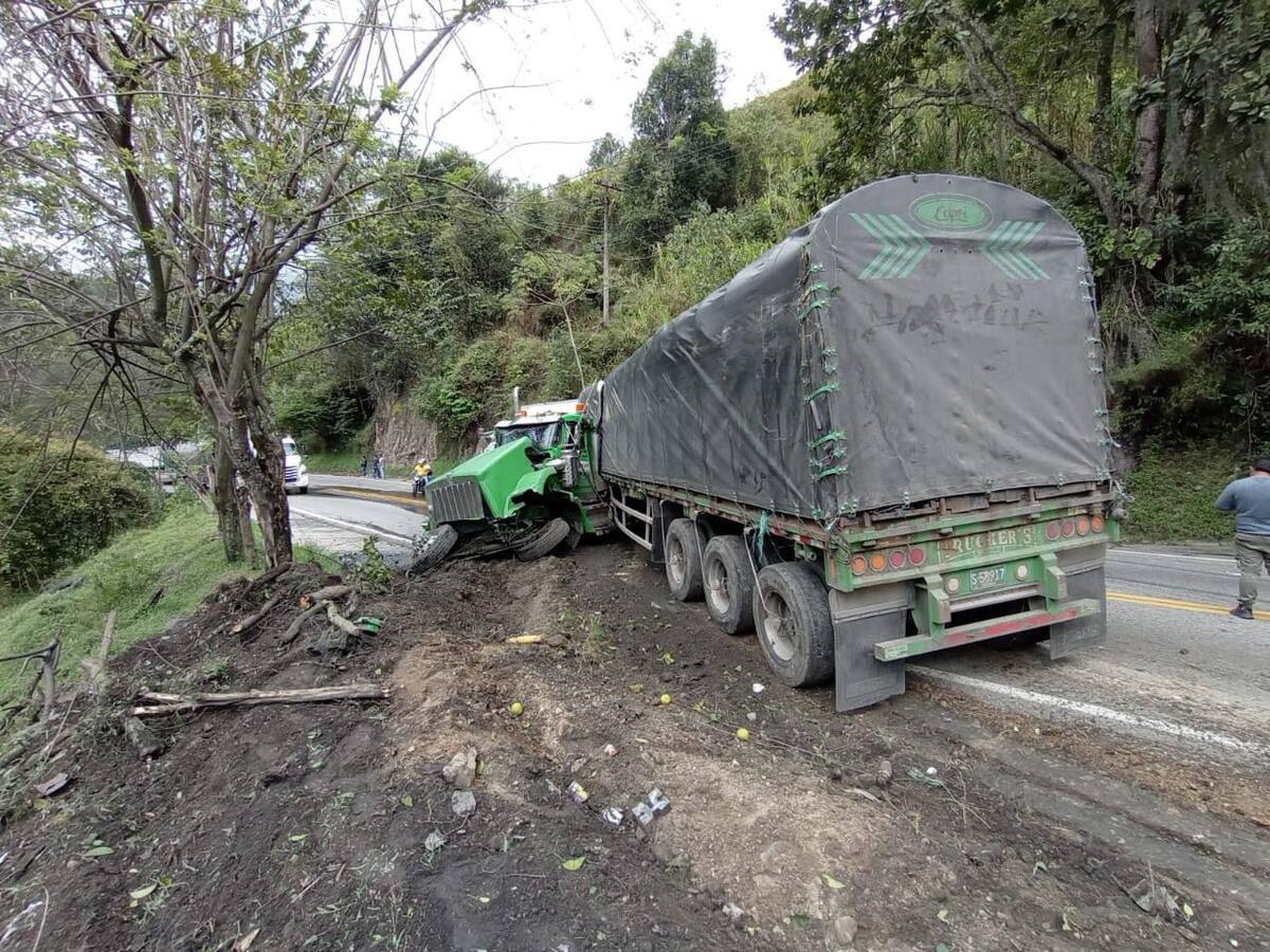 Volcamiento de una tractomula generó un monumental trancón en una vía nacional