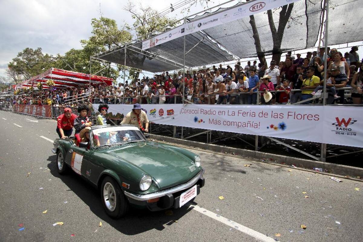 Desfile de autos clásicos y antiguos en la Feria de las Flores