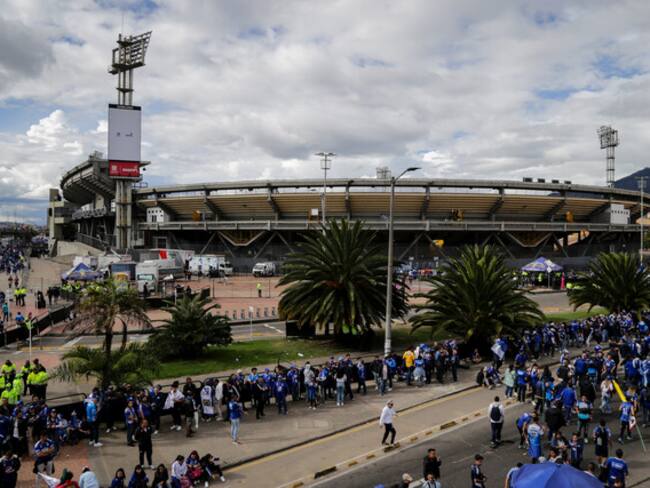 Hinchas de Millonarios a las afueras del Campín. Foto: Colprensa.