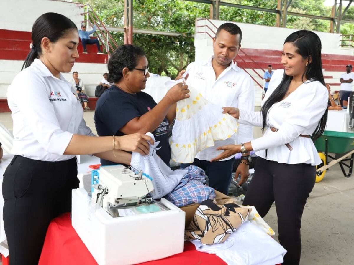 Gobernación entregó material productivo a mujeres emprendedoras de Pinillos y Achí