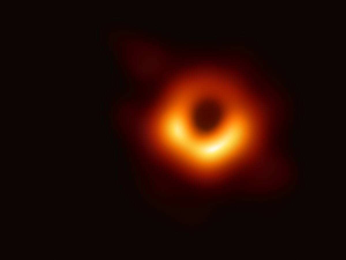 Inteligencia artificial logra reconstruir la foto de un agujero negro supermasivo real