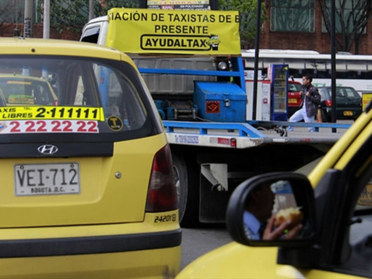 Comenzó plan tortuga de taxistas en Bogotá