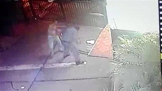 Policías agreden a vigilante en Bucaramanga por no dejarlos entrar a urbanización. Foto: