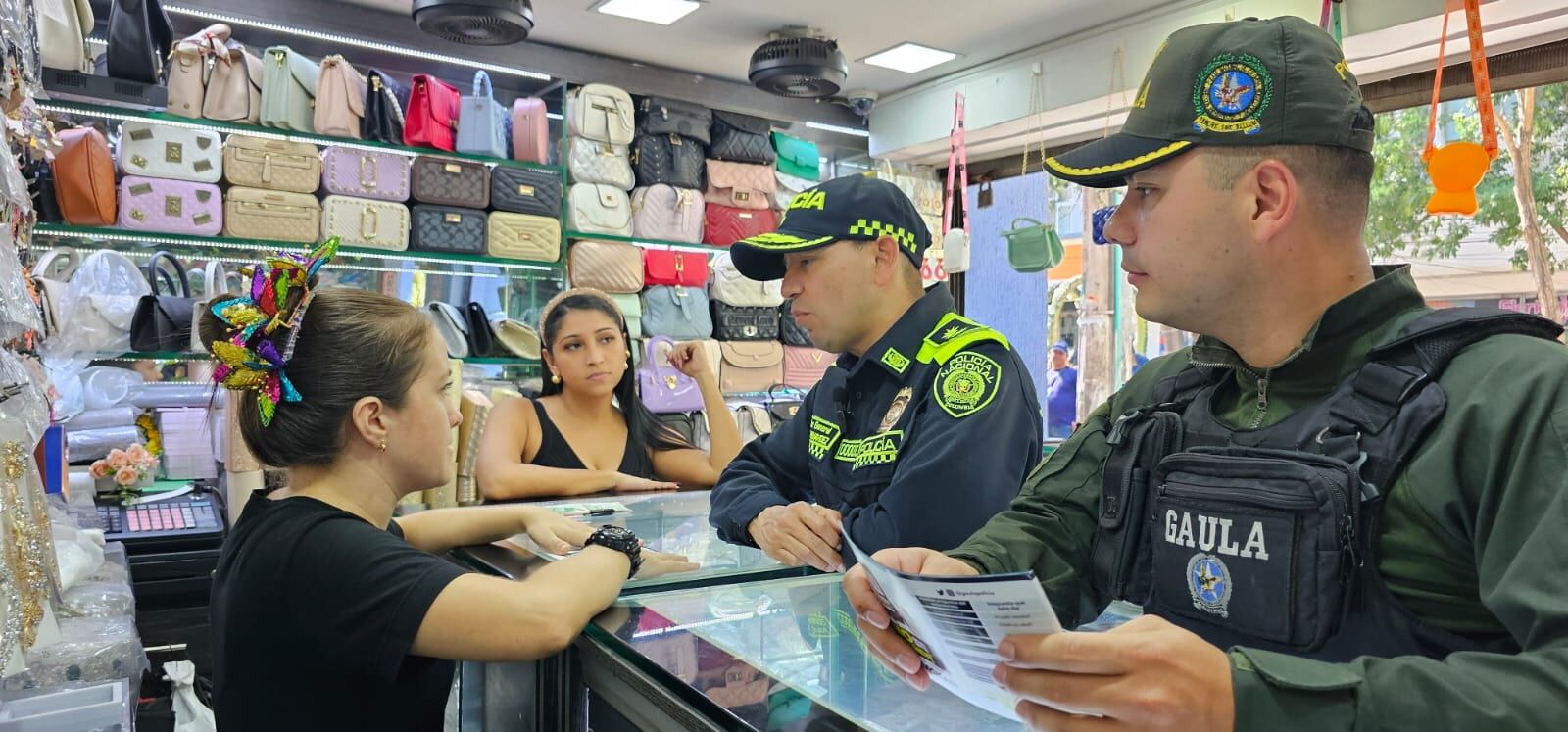General Benavidez visitando a comerciantes del centro / Cortesía Policía